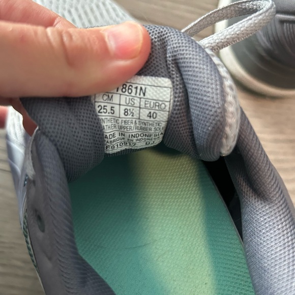 Gray oasis sneakers size 8.5 - Picture 4 of 4